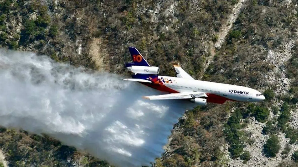 Llega avión DC-10 para combatir el fuego en Sierra de Santiago, Nuevo León